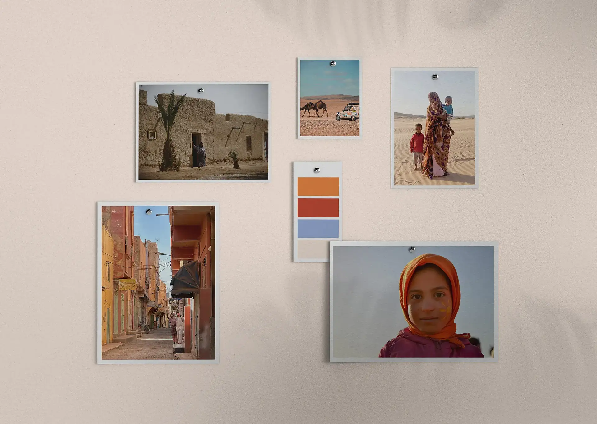 Moodboard Enfants du Désert avec photos du Maroc, paysages désertiques, enfants et palette de couleurs pour la création des badges.